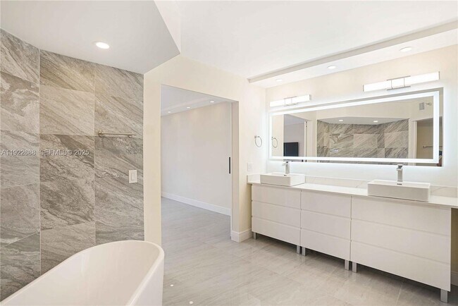 Building Photo - 3500 Mystic Pointe Dr