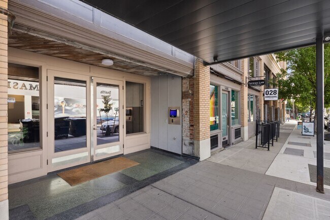 Foto del edificio - Exposed Beams in Historic Trace Lofts