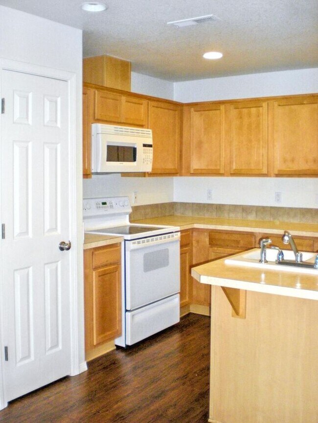 Building Photo - Spacious 3-Bedroom Townhome with Convenien...