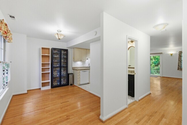 Foto del edificio - 5918 Westchester Park Dr