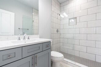 Building Photo - 1553 W 22nd St