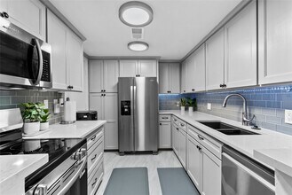 Building Photo - 604 S Ripple Creek Dr