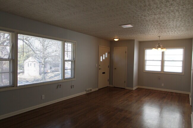 Building Photo - Perfect 3BR 2 Bathroom Home with a finishe...