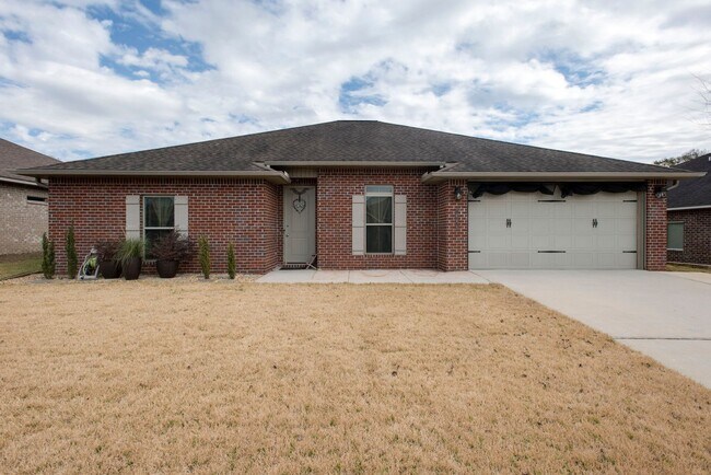 Foto del edificio - 4 Bedroom in South Crestview!!