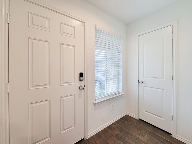 Foto del edificio - 14741 Hazel Br Dr