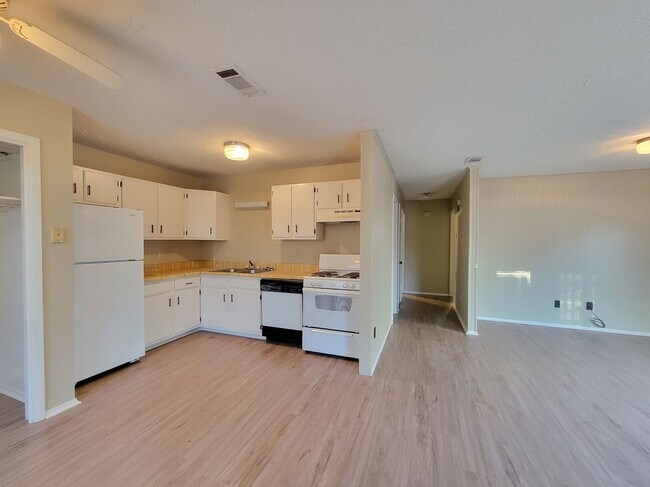 Foto del edificio - 3312 Longleaf Cir