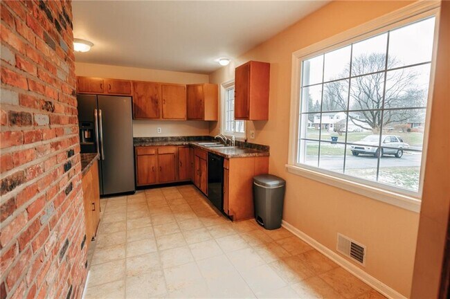 Building Photo - 40 Red Barn Cir