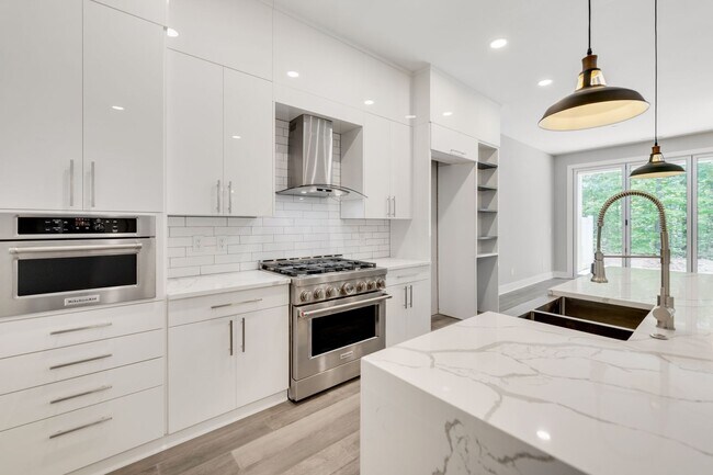 Foto del edificio - Absolutely STUNNING 3 Bed/ 4 Bath Townhous...