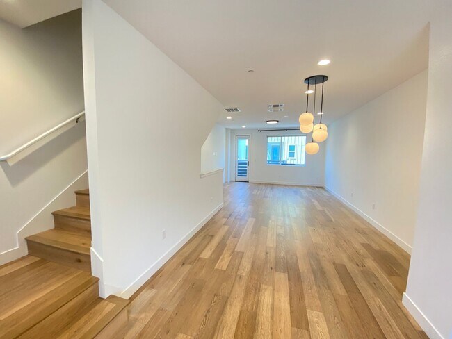 Foto del edificio - Advent - Three Story Townhome W/ Attached ...