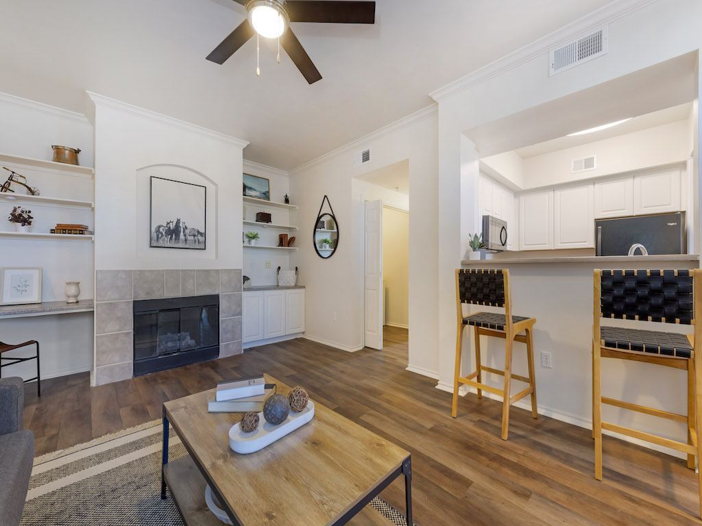 Sala de estar con una chimenea en Trailside - Trailside Apartments