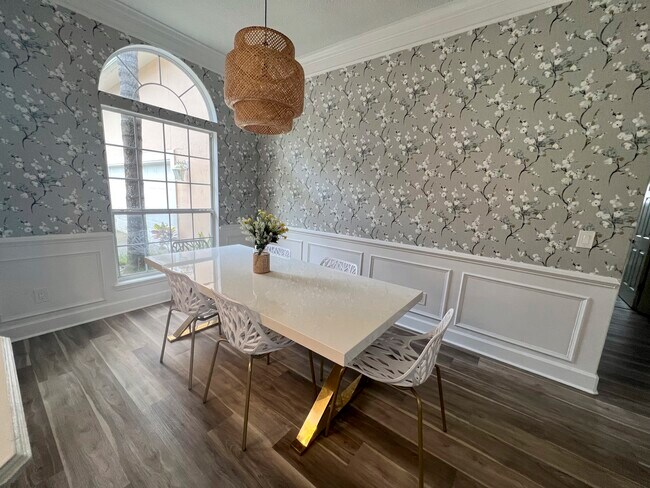 Building Photo - 405 W Silverthorn Ln