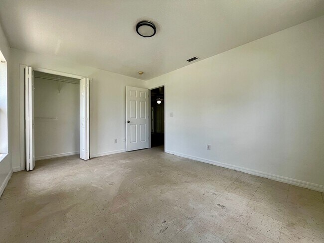 Foto del edificio - 2 bed/ 1 bath