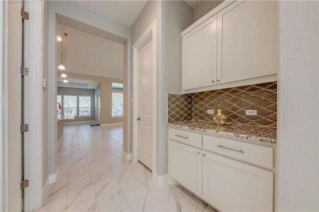 Building Photo - 705 Campino Dr