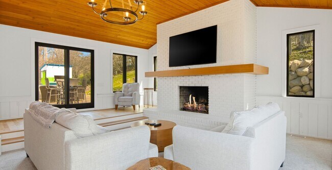 Foto del edificio - Furnished Executive Extended Stay Rental on Old Mission Peninsula