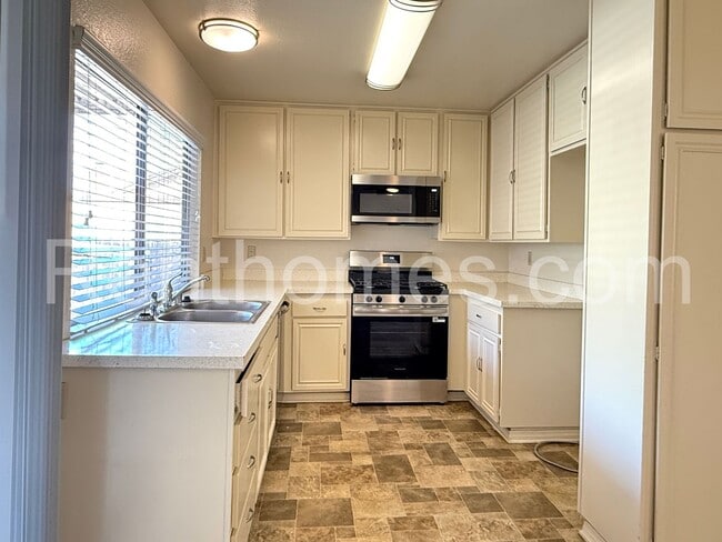 Foto del edificio - 1553 Palomar Dr