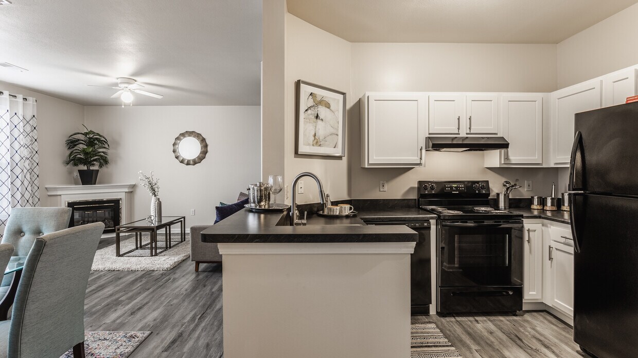 Amplia cocina renovada - Riverchase Apartments
