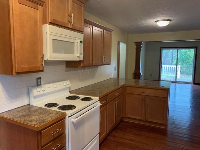 Building Photo - Private 4 Bedroom 2 1/2 Bath House