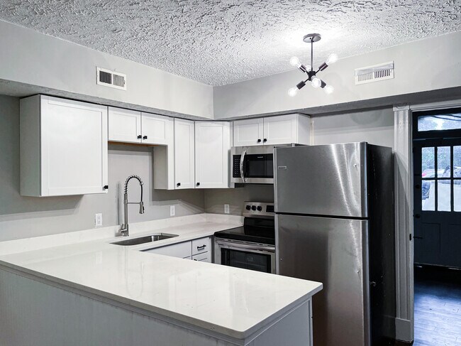 Building Photo - 6 N Dooley Ave