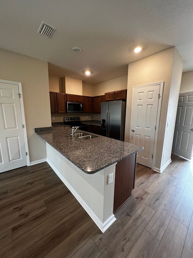 Foto del edificio - New 3/2.5 Townhome In Orchard Park!