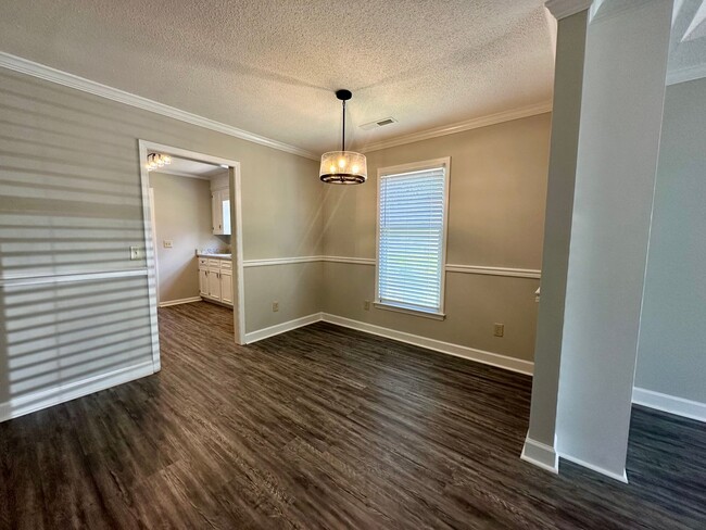 Building Photo - Newly Remodeled Duplex!