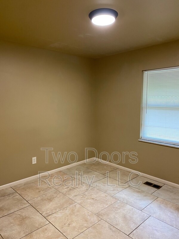 Foto del edificio - 5630 N Meridian Ave