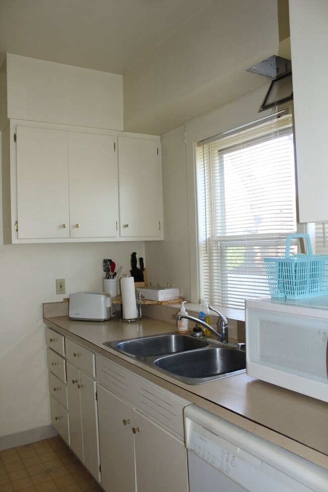 Building Photo - 600 E 21st St