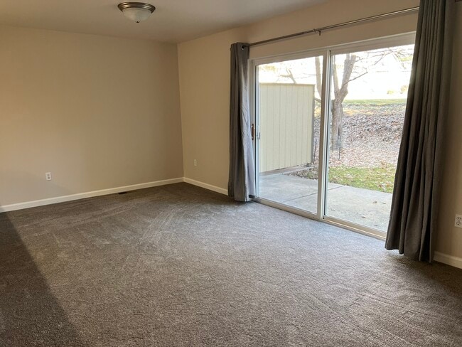 Building Photo - 5553 Glenridge Way