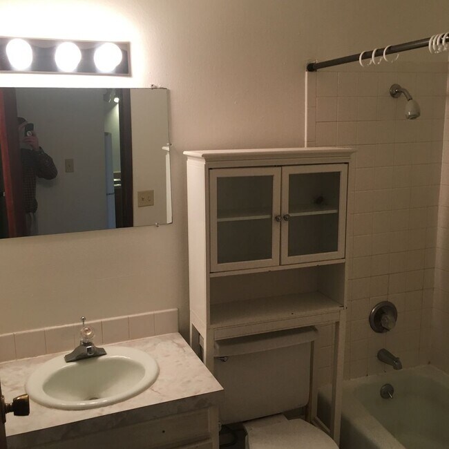 Building Photo - 800 Main St