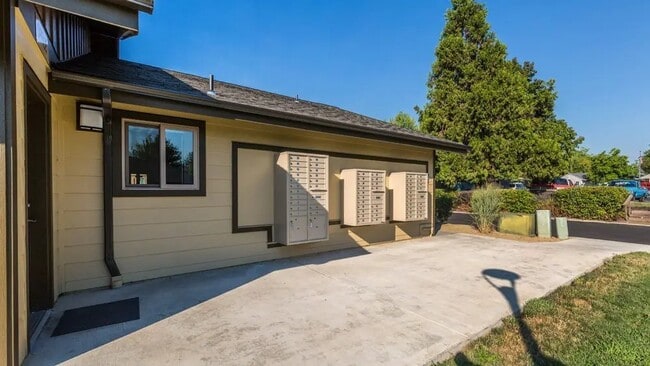 Foto del edificio - 220 Holiday Ln