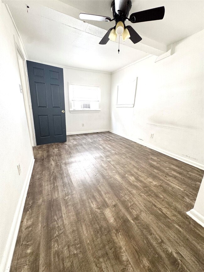 Building Photo - 910 N 67th St