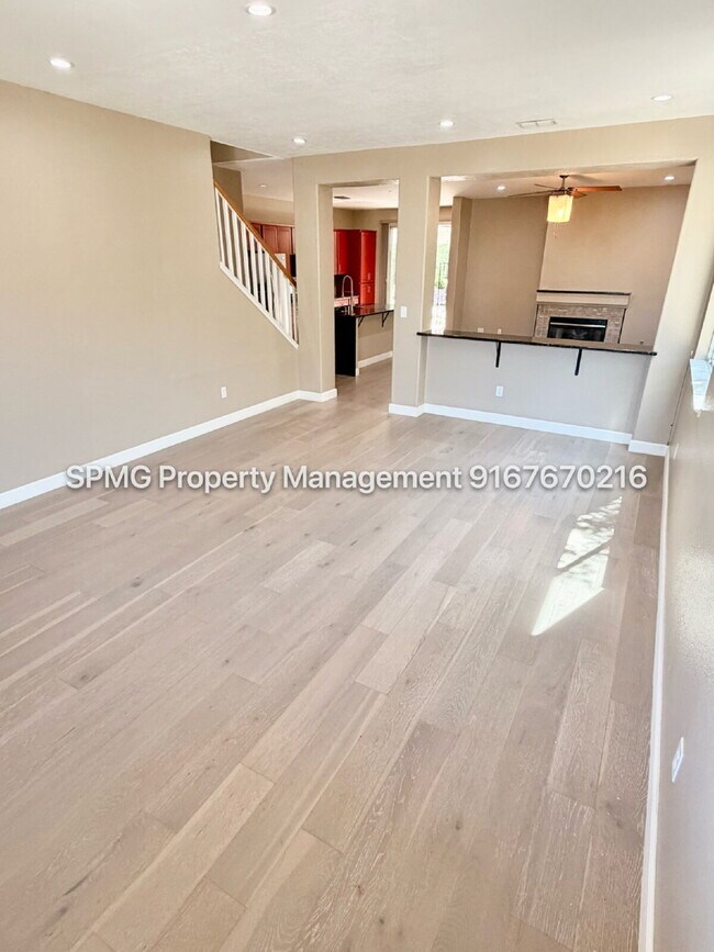 Building Photo - Beautiful 4 Bed / 3 Bath Home in Prime Roseville Location – Across from Park!