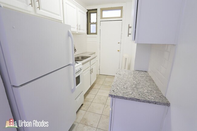 Building Photo - 547 W Surf St