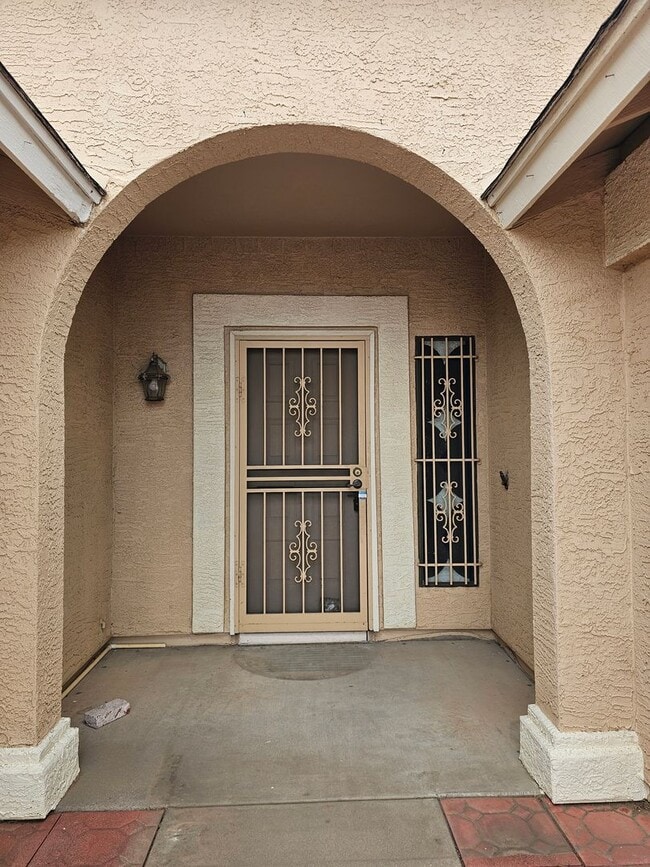 Building Photo - FREE RENT 3 BEDROOM 2 BATHS WITH A FIREPLA...