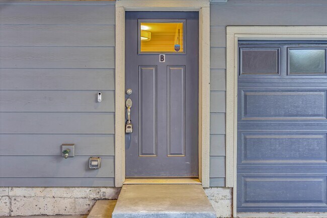 Building Photo - 4306 Winslow Pl N