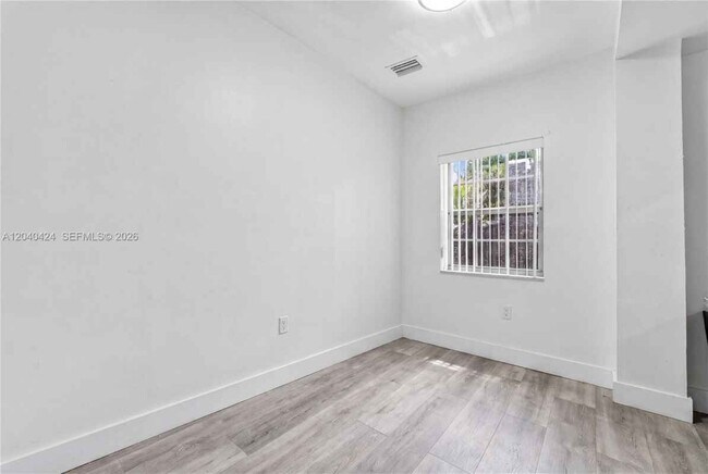 Foto del edificio - 1168 NW 30th St