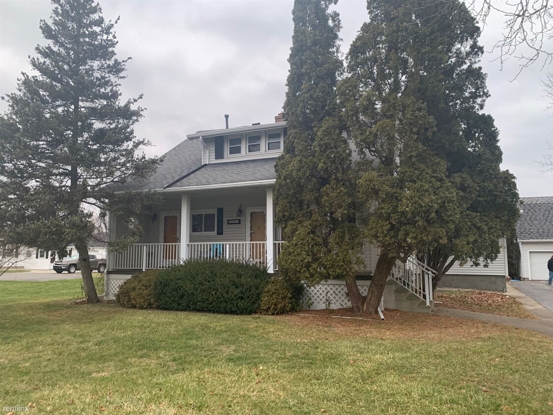 6098 Corunna Rd, Flint Township, MI 48532 Townhome Rentals in Flint