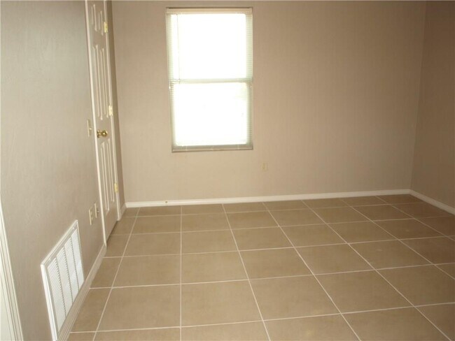 Building Photo - 301 W Davis Ave