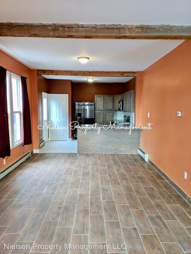 Building Photo - 3 br, 1.5 bath Apartment - 601 W. Mercury