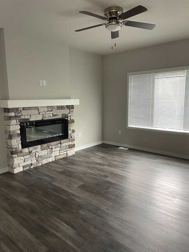 Foto del edificio - FREE RENT SPECIAL! 3 bedroom 3 bathroom Single-Family Home in Urbandale, IA