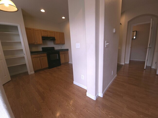 Building Photo - 3 Bedroom Townhome in Sage Creek