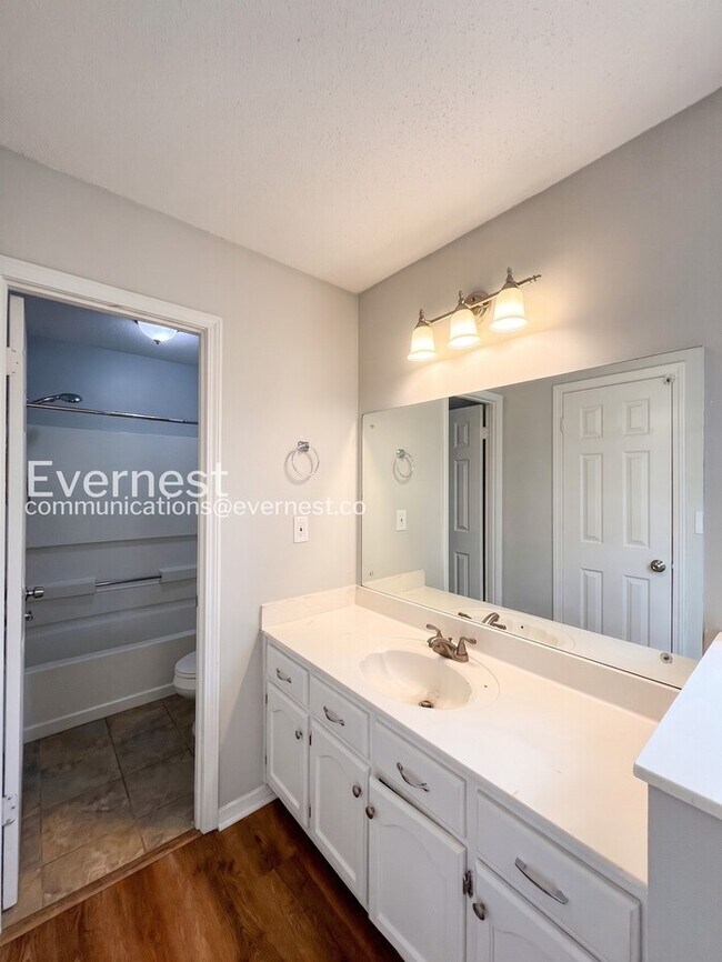 Foto del edificio - 3400 Laurelwood Dr