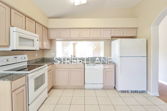 Foto del edificio - REDUCED PRICE! Charming 4 Bedroom in Land ...