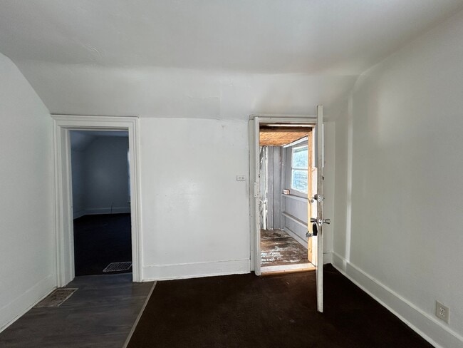 Building Photo - 210 S 4th St