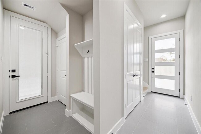 Foto del edificio - 5823 Mansfield St