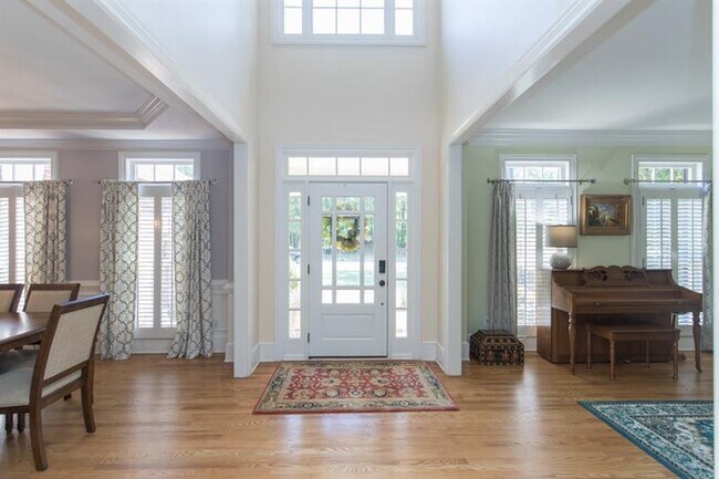 Building Photo - 335 Broadmoor Dr