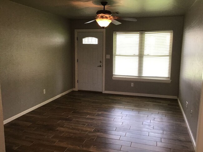 Foto del edificio - 3 bedroom, 1 1/2 baths and a 1 car garage ...