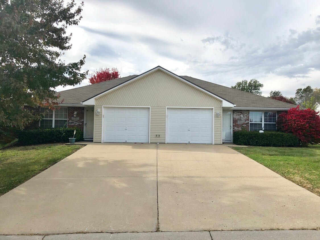 Primary Photo - 2 Bed Single Level Duplex in Blue Springs