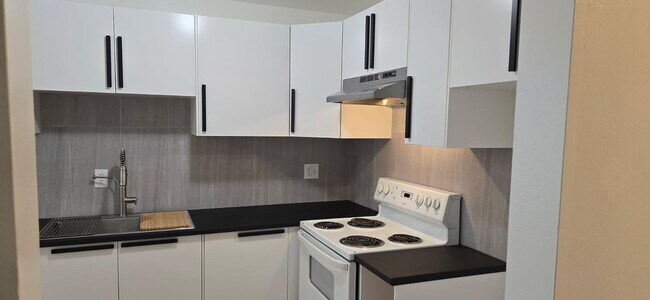 Building Photo - 2530 S Parkcrest Dr