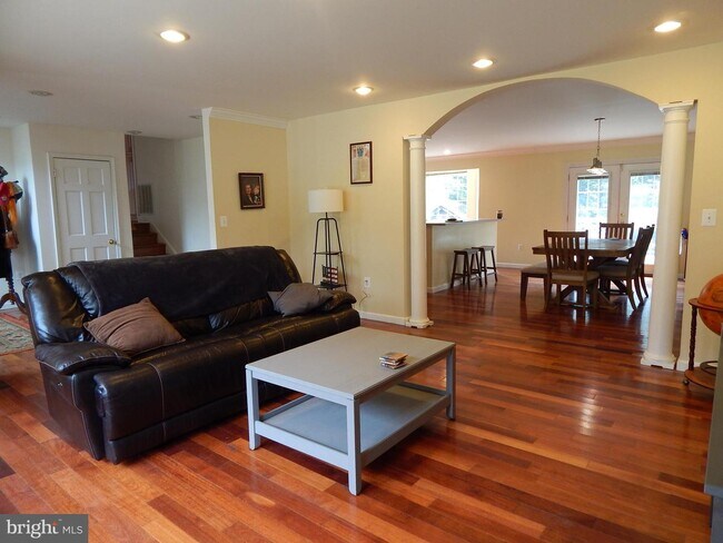 Foto del edificio - 6307 Crestwood Dr