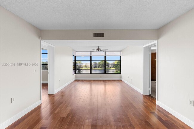 Foto del edificio - 1524 Whitehall Dr